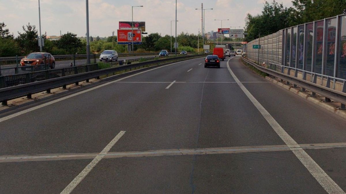 Na Štěrboholské v Praze vyměňují mostní závěry, auta drncají přes přejezdy